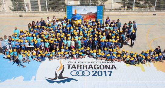 Fotografia de família dels alumnes de l&#039;escola Saavedra, la mascota Tarracus i diferents representants institucionals.