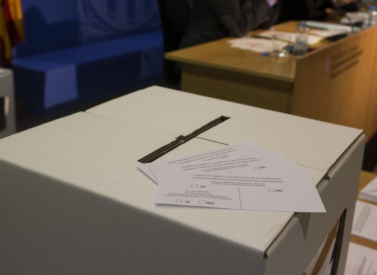 GRA214 BARCELONA, 22/10/2014.- Detalle de las urnas y las papeletas que se usarán para la consulta del 9N y que han sido presentadas hoy en una rueda de prensa ofrecida por la vicepresidenta de la Generalita, Joana Ortega (2d), quien ha anunciado que el 9