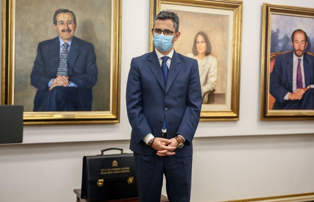 El nuevo ministro de la Presidencia, Félix Bolaños, posa tras recibir su cartera ministerial en la sede ministerial.