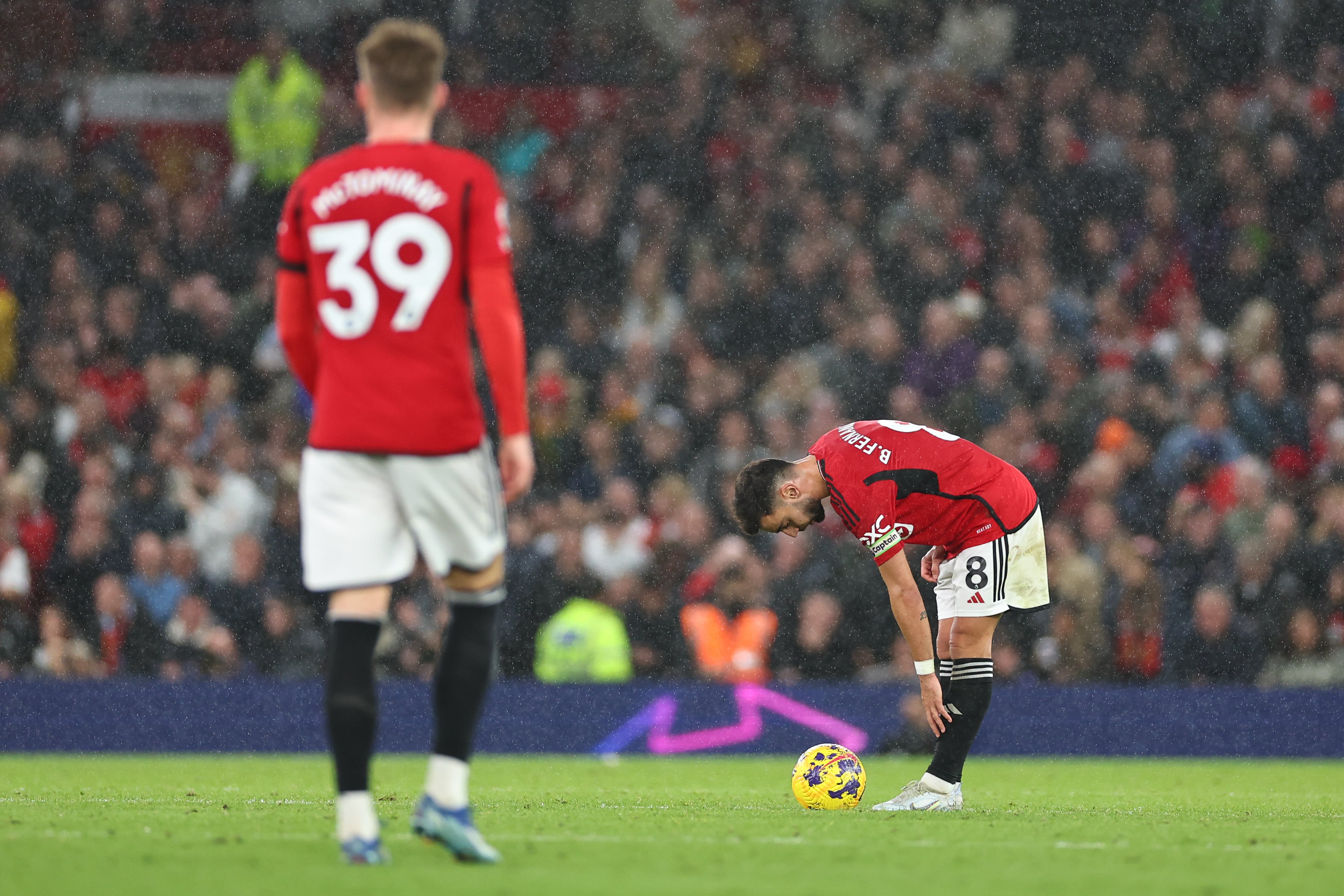 Bruno Fernandes lamenta un gol en el derbi del Manchester United ante el Manchester City en Old Trafford