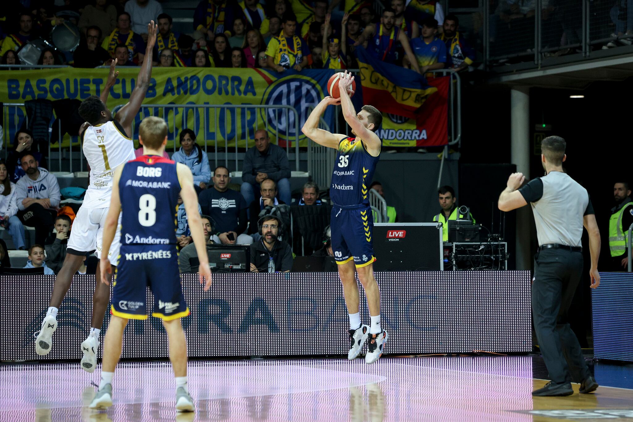 Chris Czerapowicz durant el partit contra Juaristi al Poliesportiu.