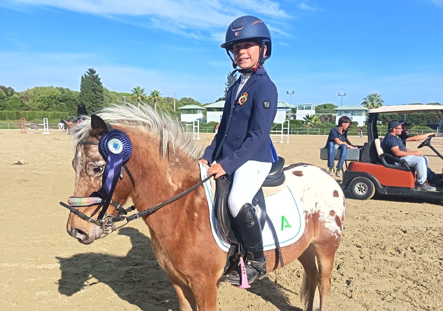 Ainhoa Serradilla junto a su poni.