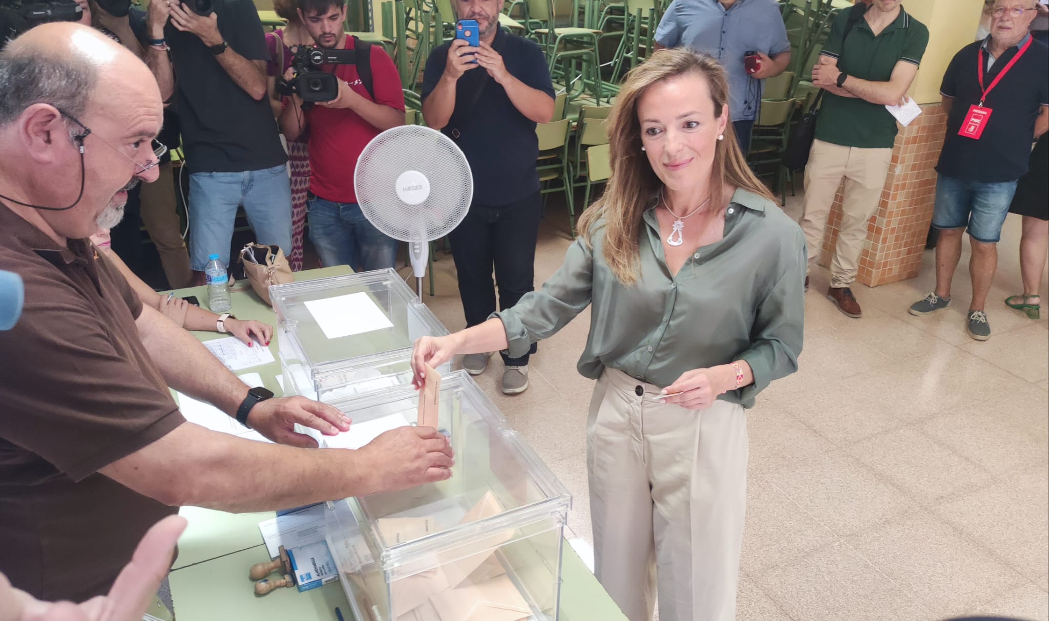 Carmen Navarro, votando este 23J