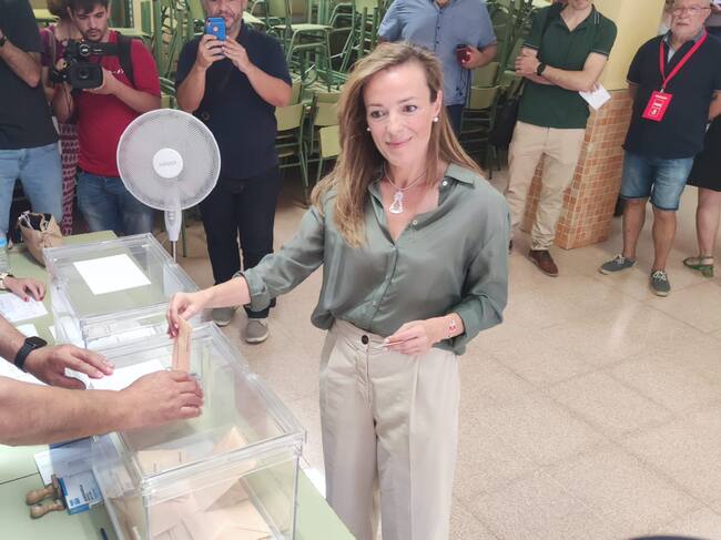 Carmen Navarro, votando este 23J