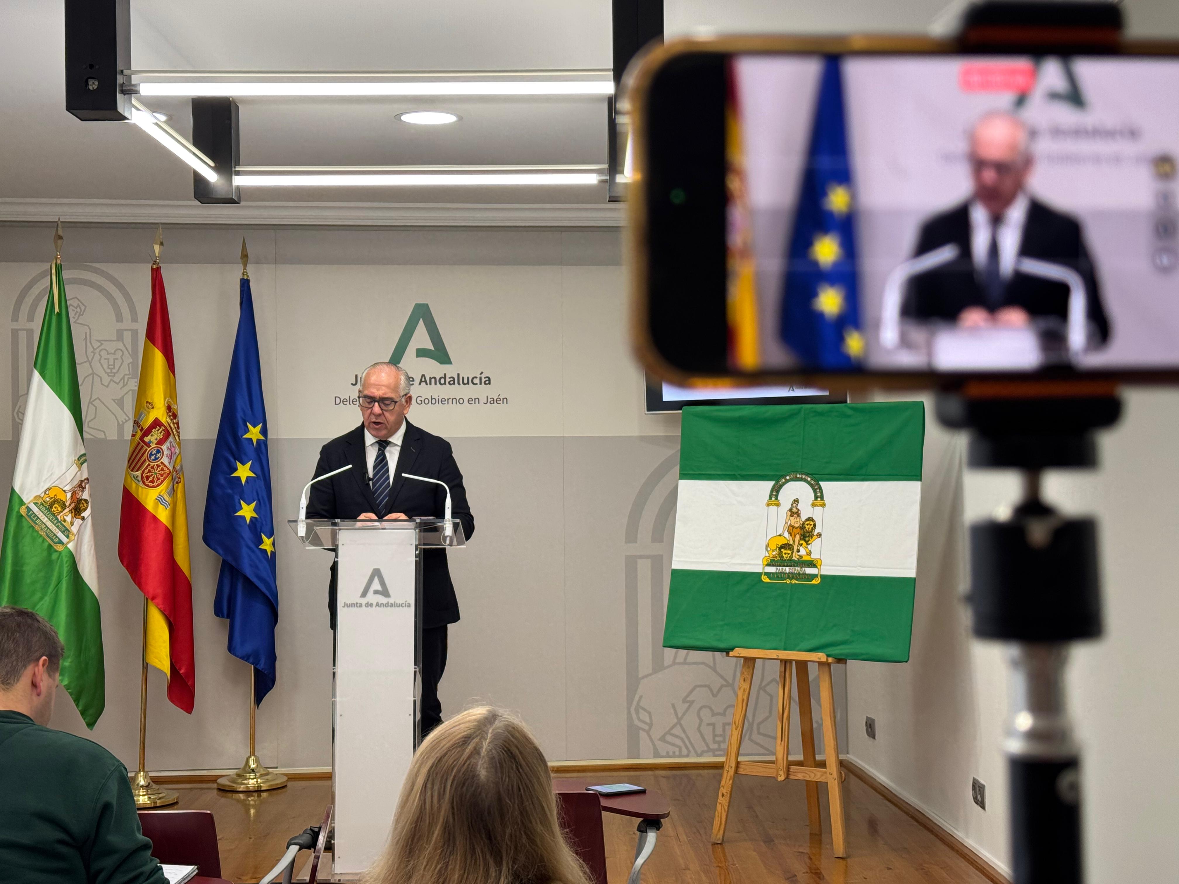 El delegado del gobierno, Jesús Estrella, durante la presentación de las actividades del Día de la Bandera.