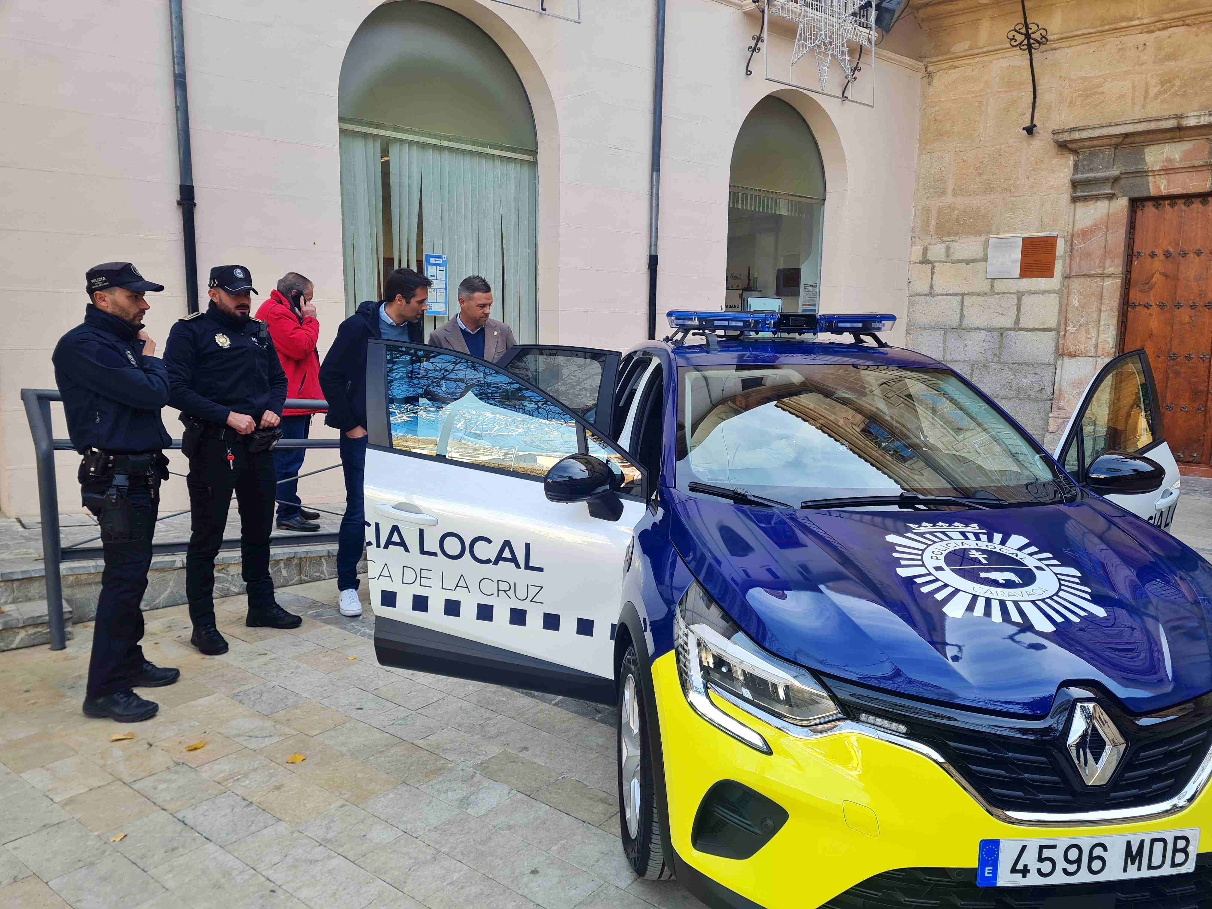 Momento de la presentación del nuevo coche patrulla híbrido de la Policía Local