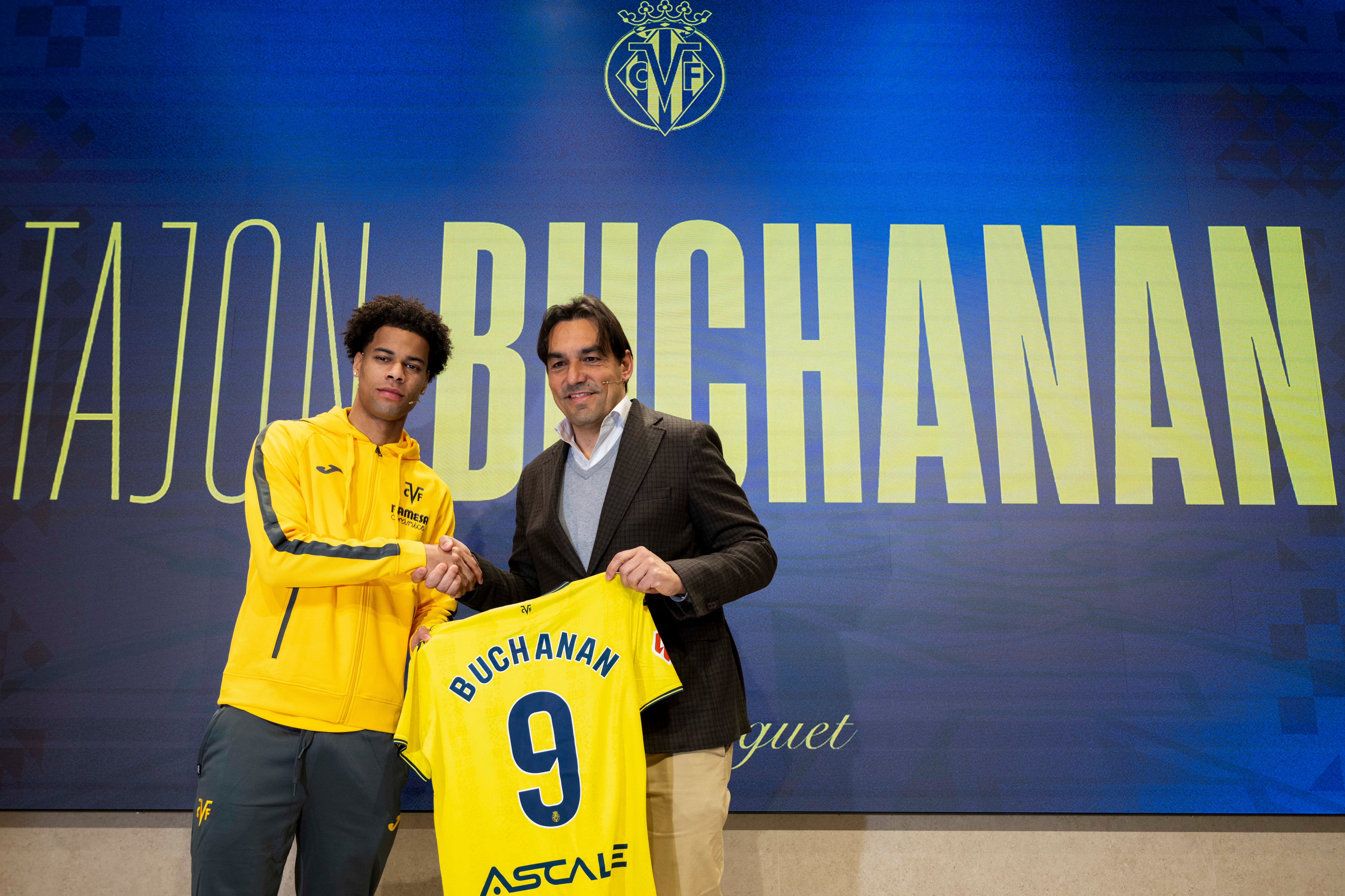 GRAFCVA5229. VILA-REAL (CASTELLÓN), 05/02/2025.- El jugador canadiense Tajon Buchanan junto al director de fútbol del Villarreal, Miguel Ángel Tena, durante la presentación como nuevo jugador del club procedente del Milán. EFE/Andreu Esteban
