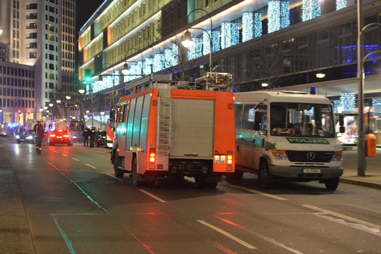  Equipos de rescate trabajan hoy, lunes 19 de diciembre de 2016, en la zona en la que un camión se estrelló contra un mercado de Navidad, cerca de la iglesia conmemorativa Kaiser Wilhelm en Berlín, (Alemania). 