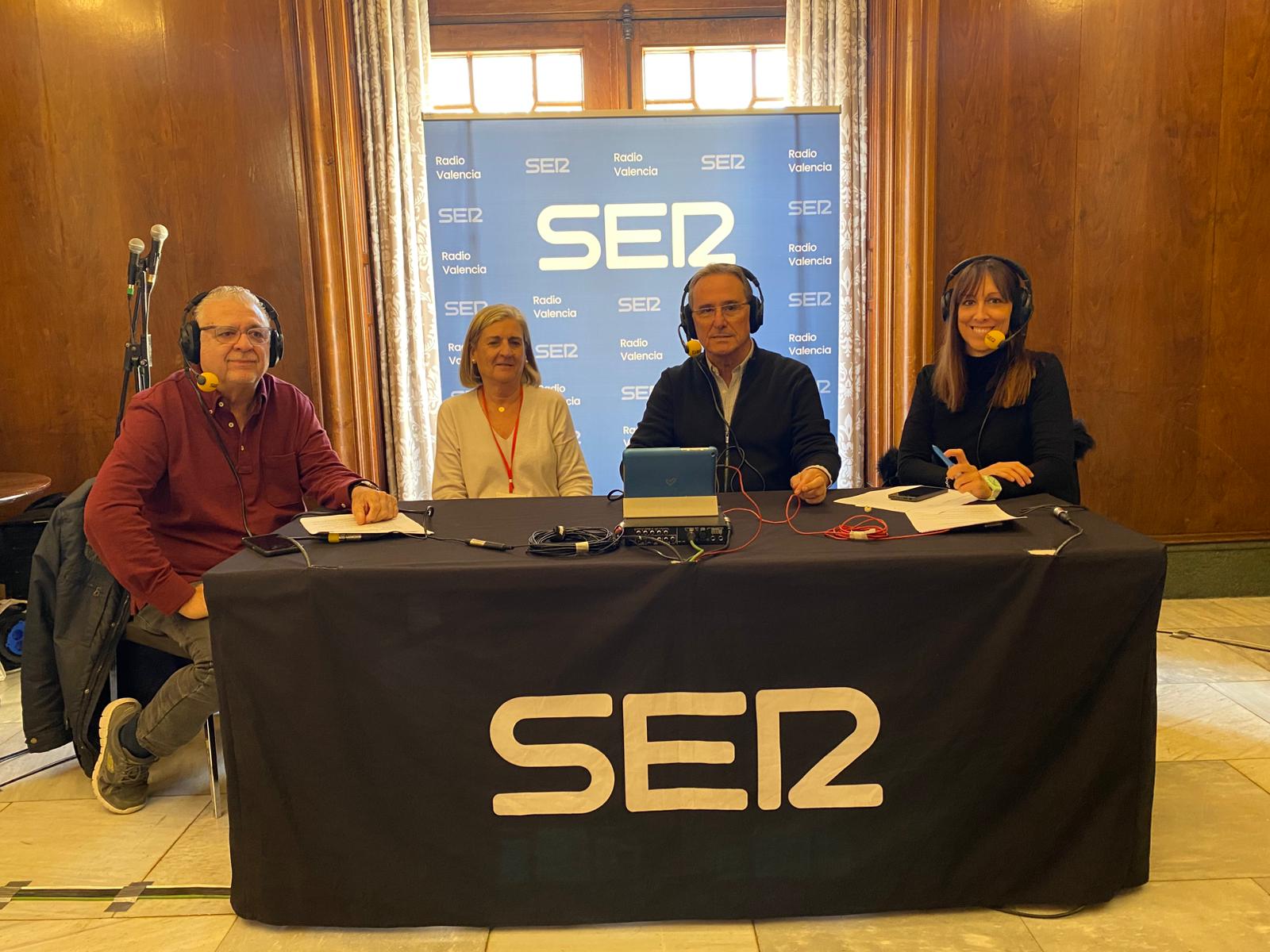 Arturo Blay y Jéssica Crespo (izquierda y derecha) junto con Cristina Arbona , directora del Centro de Transfusion de la CV y Roberto Roig, jefe de servicio de hemodonación