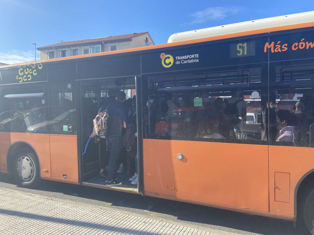 Línea de autobus llena de pasajeros.