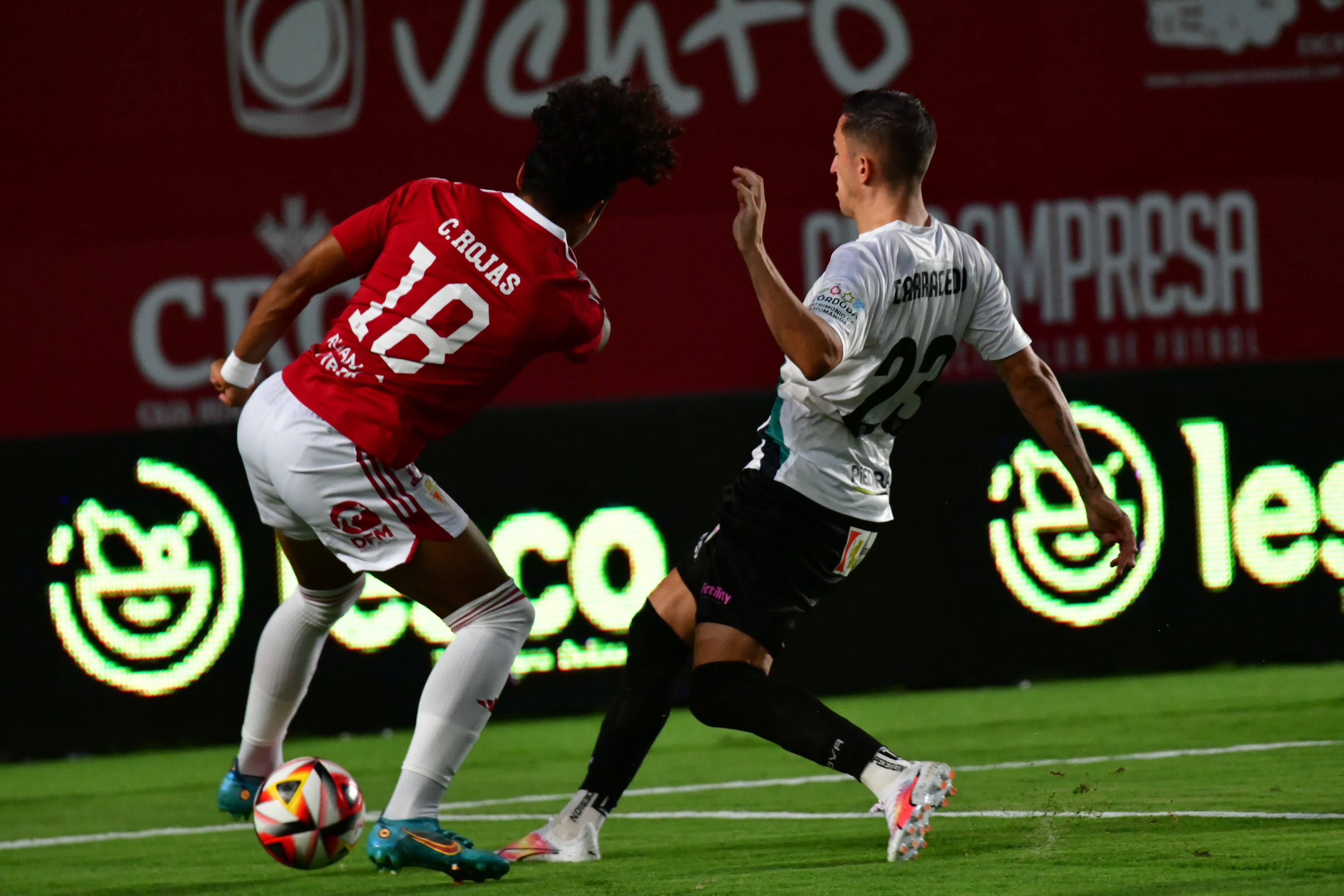 Carlos Rojas hace un recorte en el Real Murcia-Córdoba