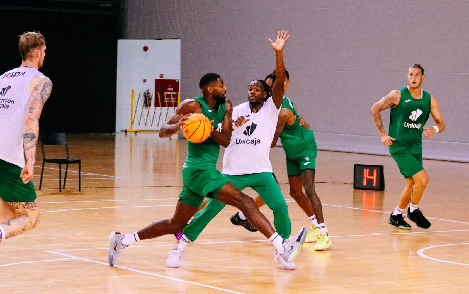 Ejim controla el balón delante de Perry en Singapur