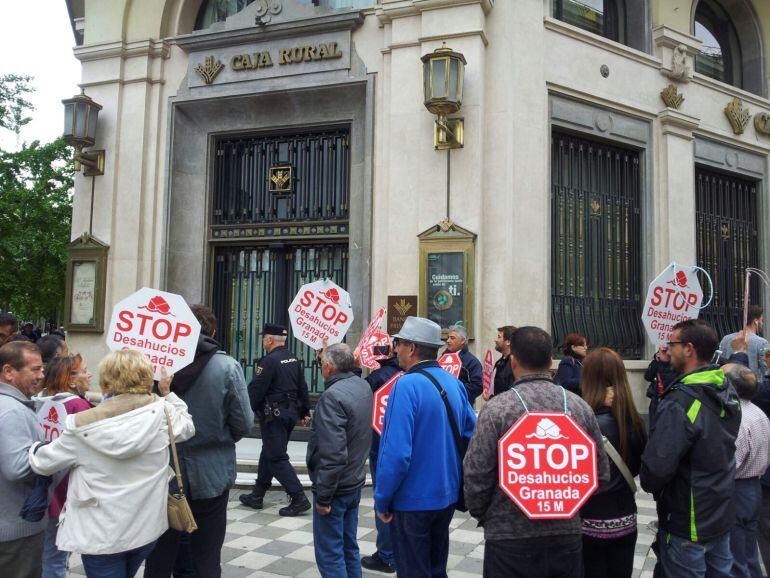 Concentración de Stop Desahucios Granada ante la oficina de Caja Rura que hay situada en Gran Vía. 