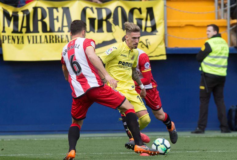 El centrocampista del Villarreal Samuel Castillejo y el centrocampista del Girona Àlex Granell.