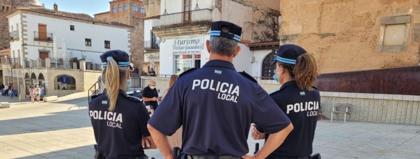 Agentes de la Policía Local de Cáceres en la Plaza Mayor