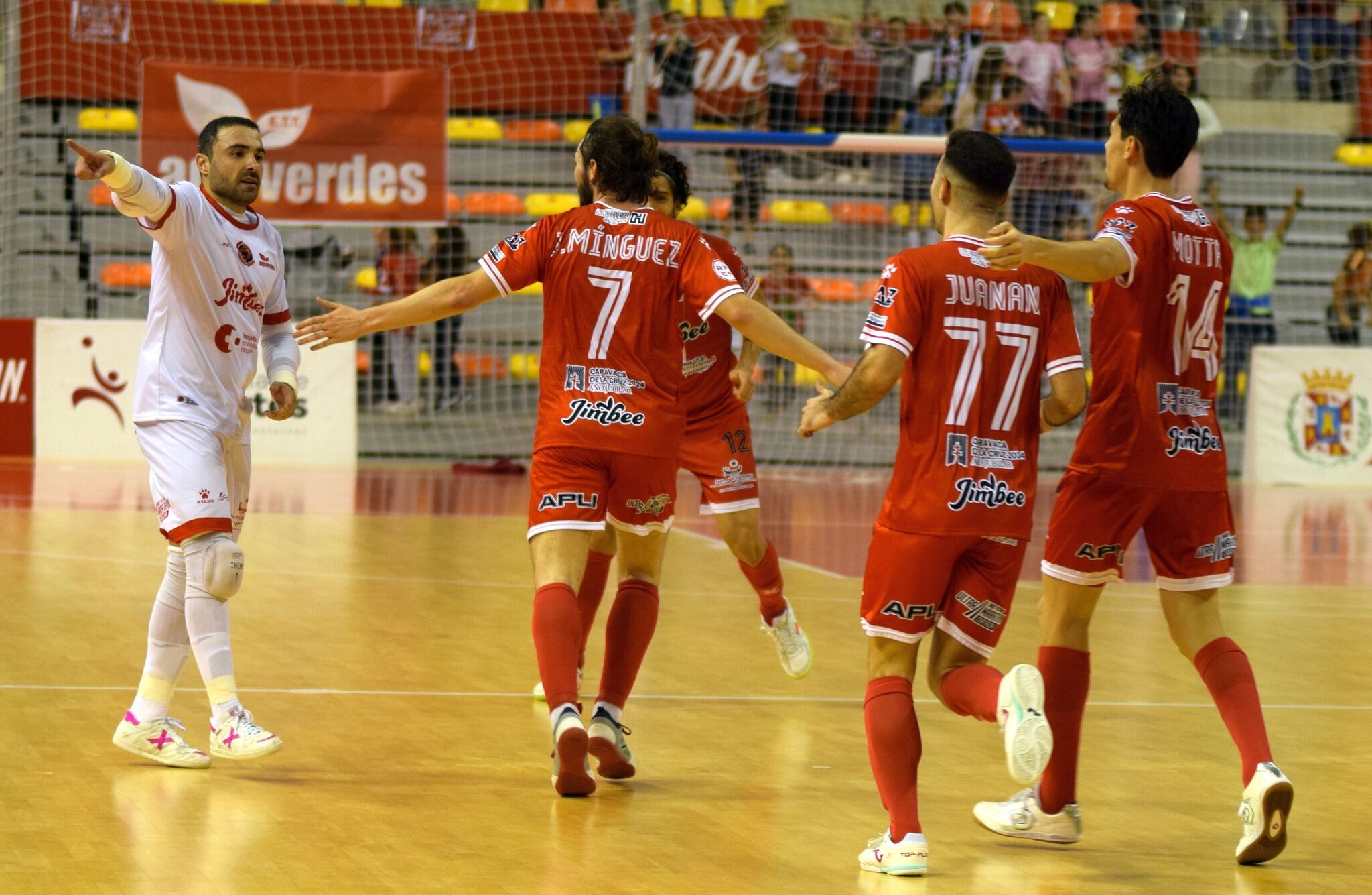 Los jugadores meloneros celebran la victoria del pasado fin de semana ante el Levante