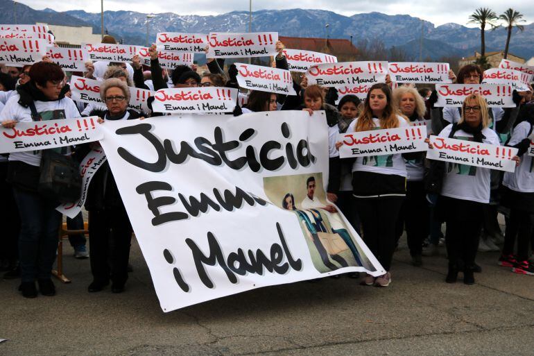 Una part dels manifestants a les portes dels jutjat penal de Tortosa amb cartells demanant justícia per als dos joves morts en l&#039;accident de l&#039;N-340. 