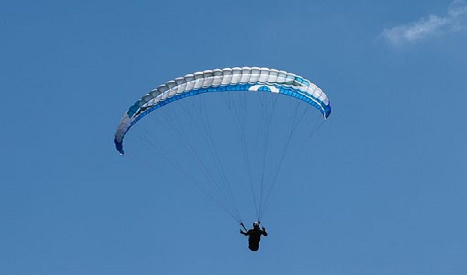 Una persona practicando parapente