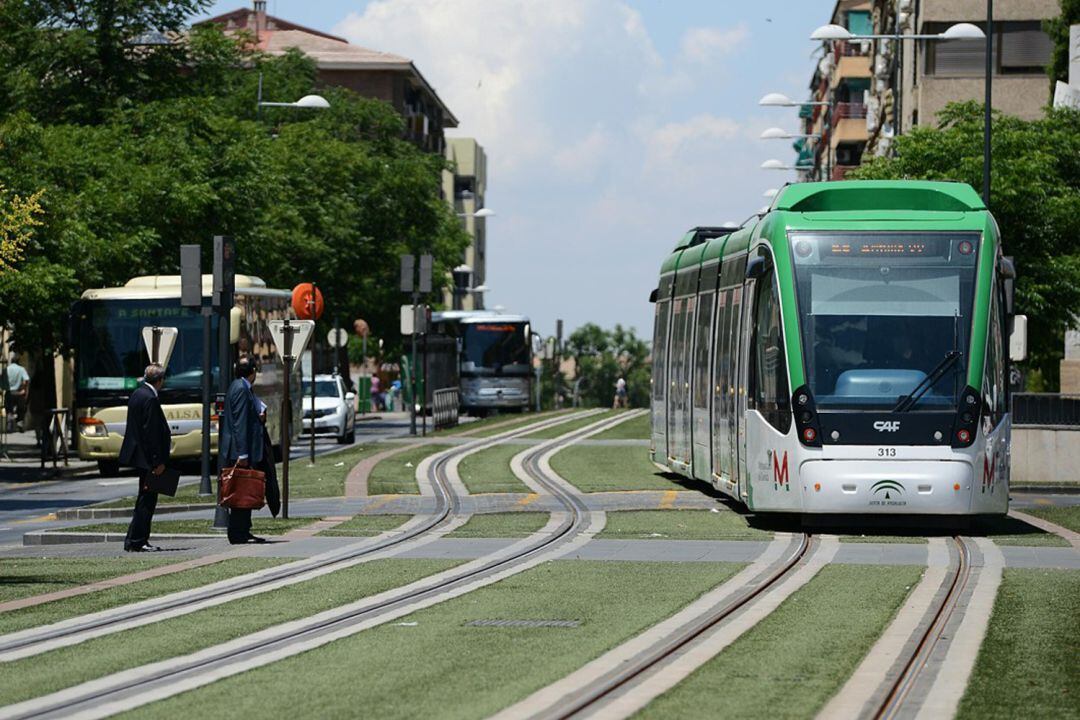 El metro de Granada ha modificado el uso del transporte público de miles de personas