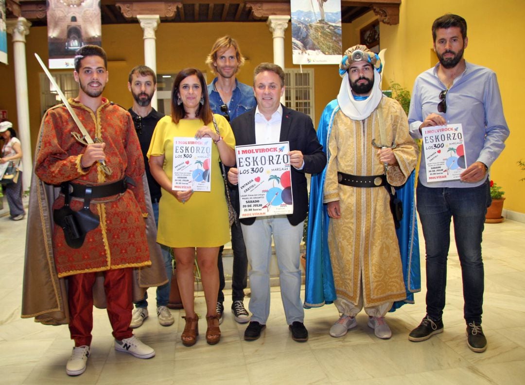 La alcaldesa de Molvizar, Irene Justo, presenta junto al diputado de turismo, Enrique Medina, sus fiestas patronales en honor a Santa Ana con la tradicional batalla de Moros y Cristianos