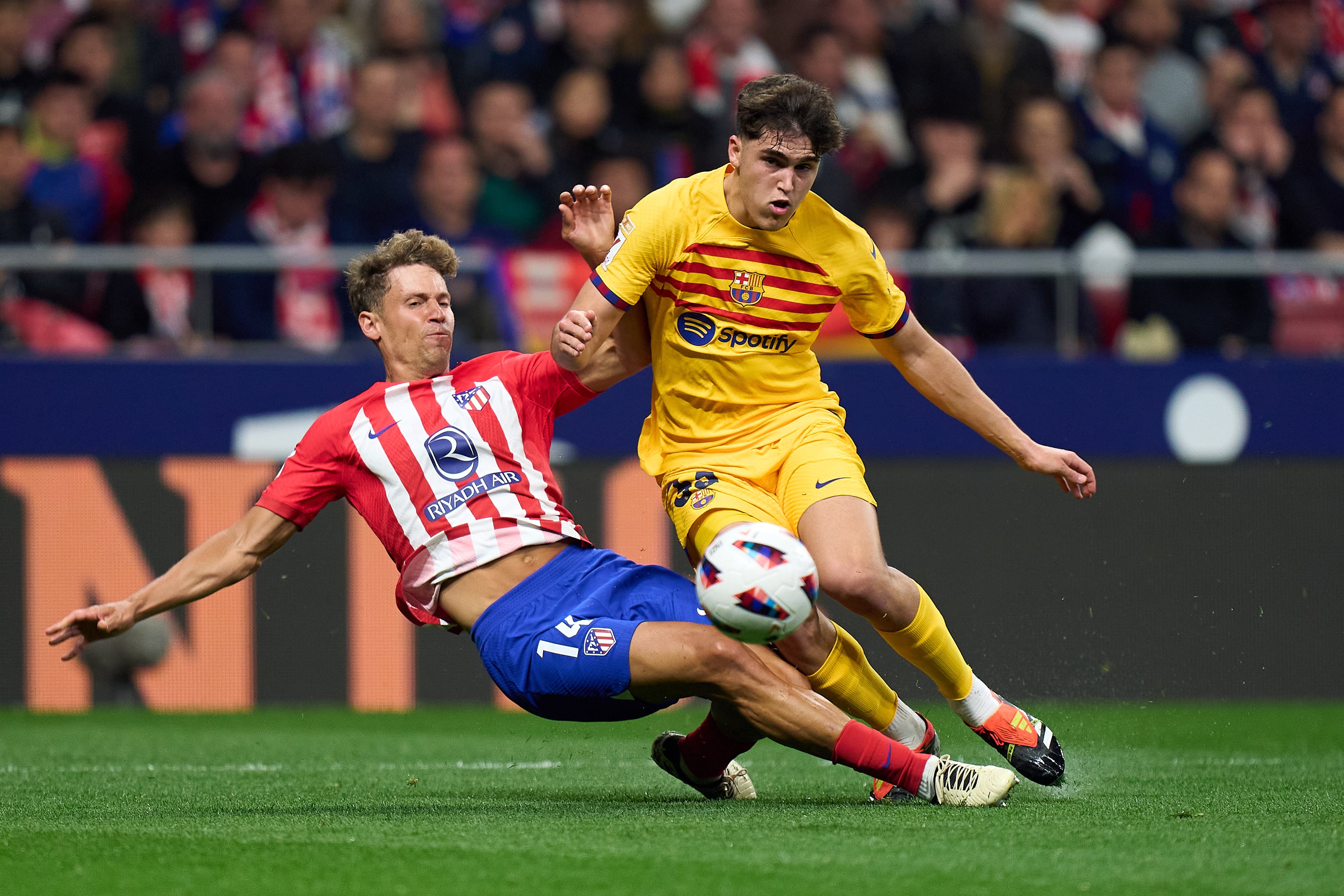 Marcos Llorente y Pau Cubarsí pelean por la pelota en el último duelo entre Atlético y Barça