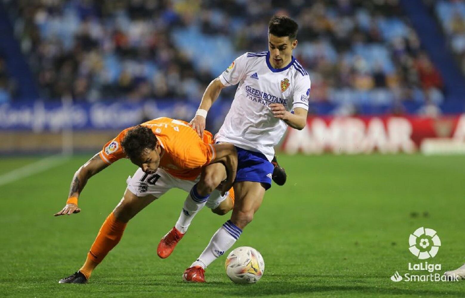 Bermejo lucha por un balón frente a su defensor