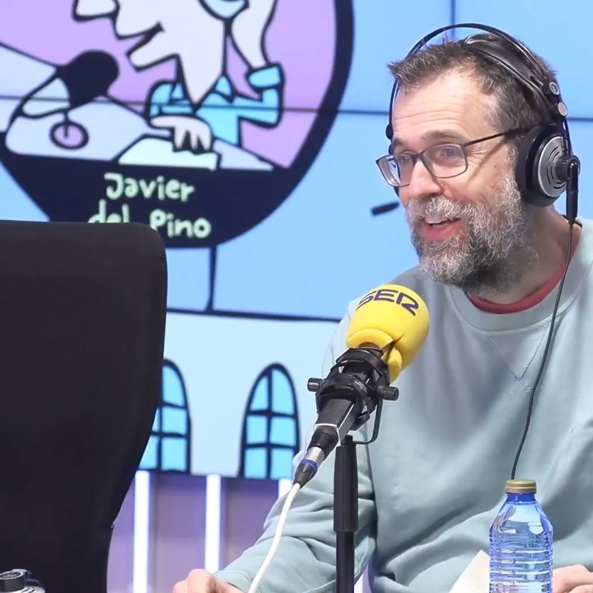 Le tenían fichado por escribir un libro de Ayuso y se da cuenta al hablar con los dueños de un bar: "¿Qué hacías ayer en casa de la presidenta?"