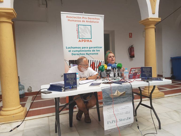 Andrés De la Peña y Ana Rosado, durante la presentación del informe.