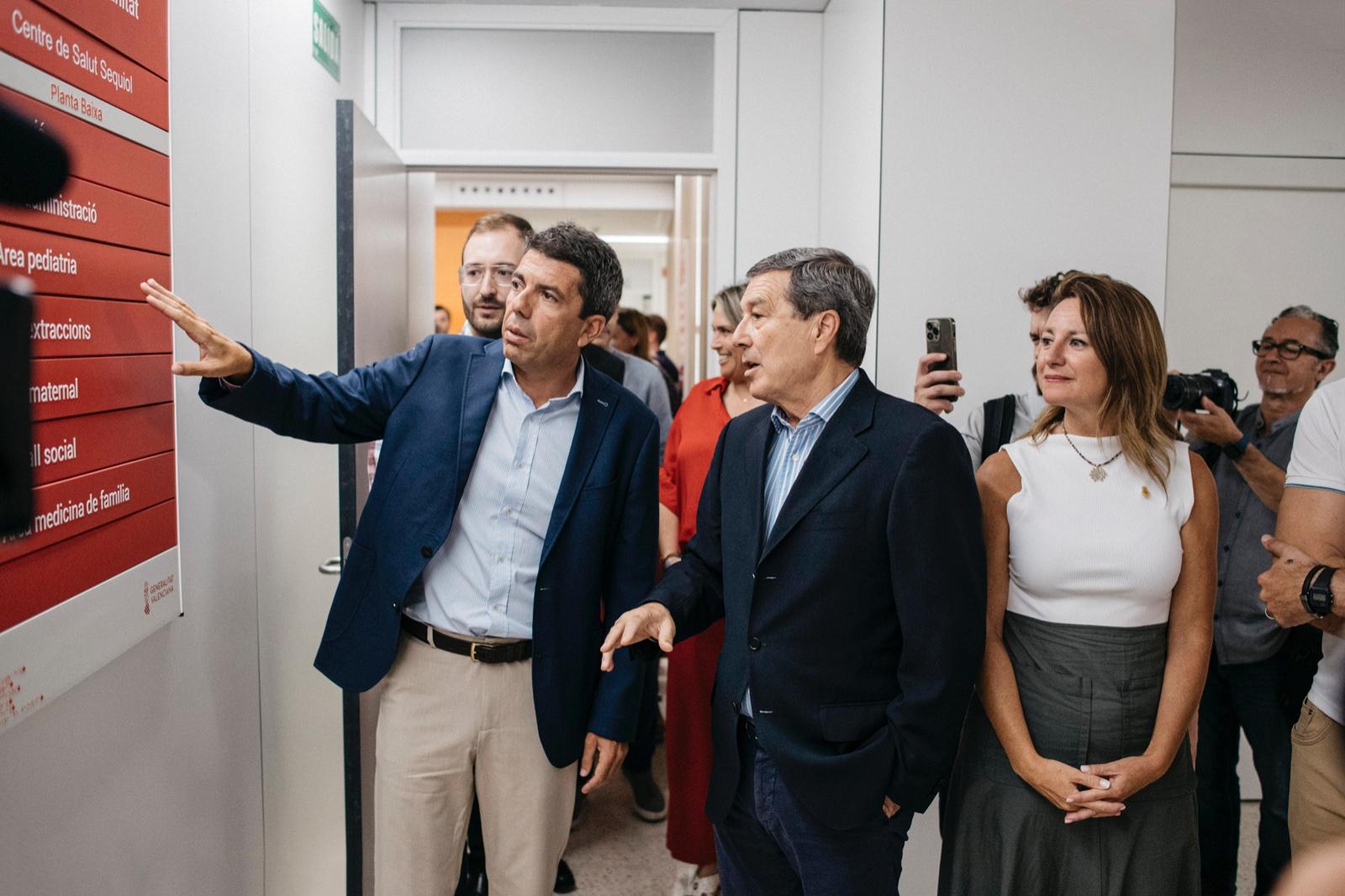 El president de la Generalitat, Carlos Mazón; el conseller de sanidad, Marciano Gómez; y la alcaldesa de Castellón, Begoña Carrasco, en la visita al nuevo centro de salud Sequiol