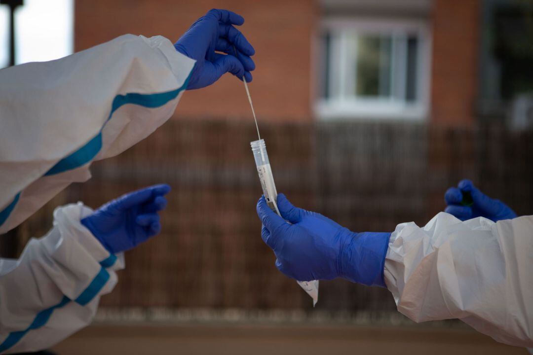 Dos profesionales sanitarias del Centro de Atención Primaria (CAP) realizan tests PCR