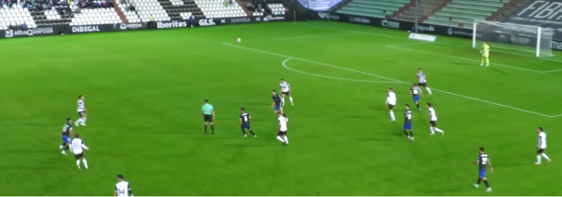 Instante del partido en el Estadio Romano José Fouto entre el Mérida y el CD Alcoyano