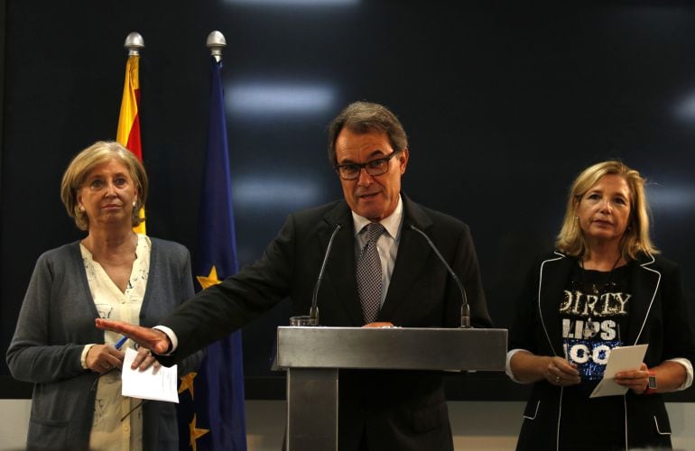 Artur Mas, junto con Irene Rigau y Joana