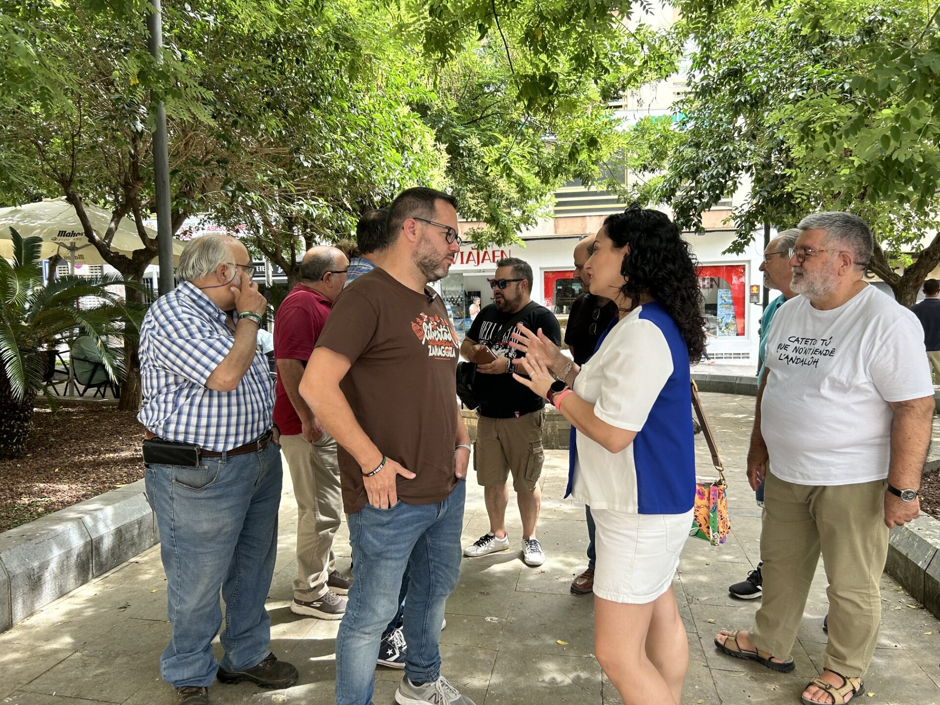 El portavoz de Adelante Andalucía, José Ignacio García, charla con Lucía Balboa, de USTEA, en su visita a Jaén.