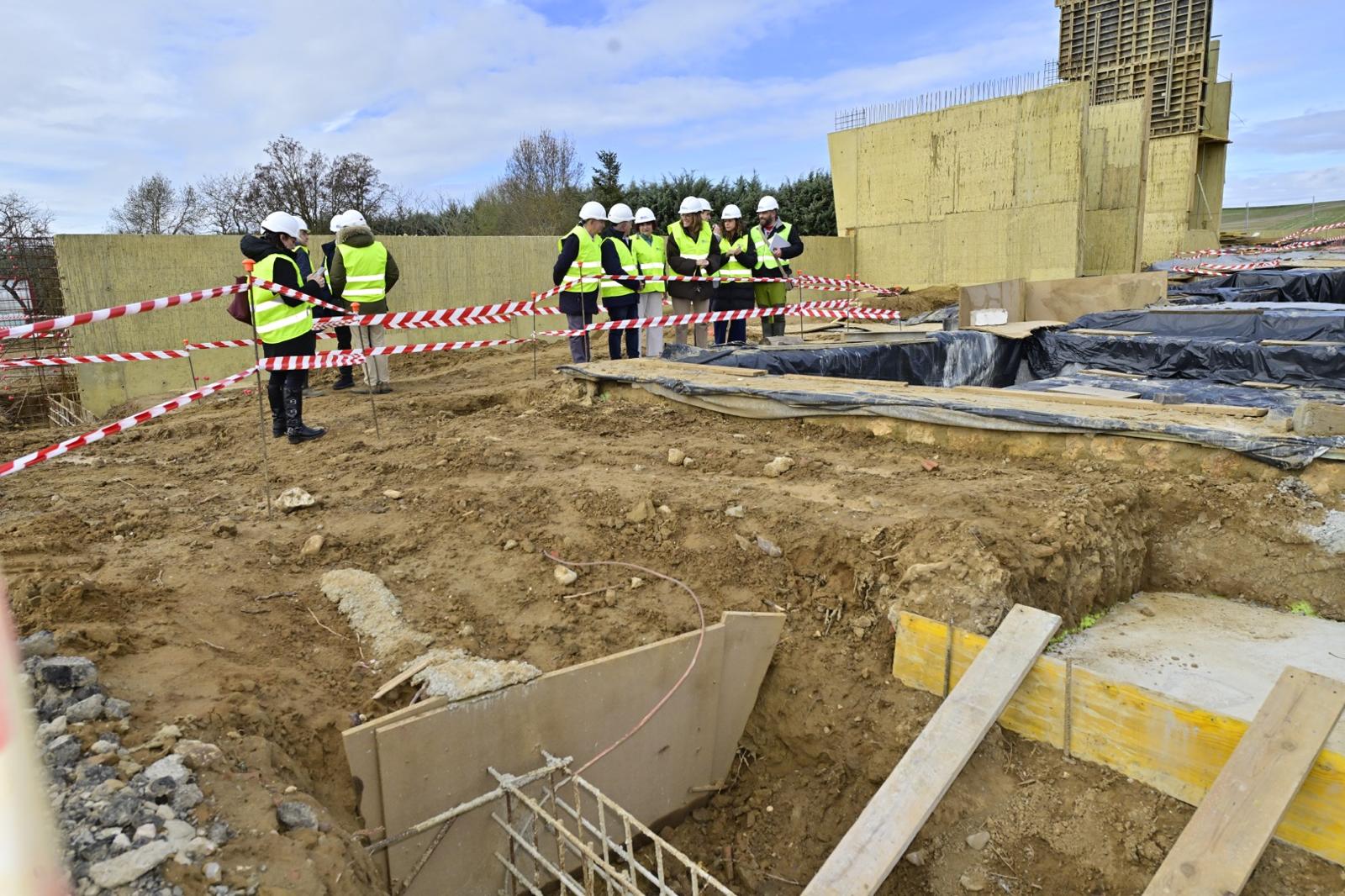 La Diputación completa la cimentación y levanta los primeros muros del edificio que protegerá el yacimiento romano de La Tejada para convertirlo en un referente del mundo romano en el Camino de Santiago