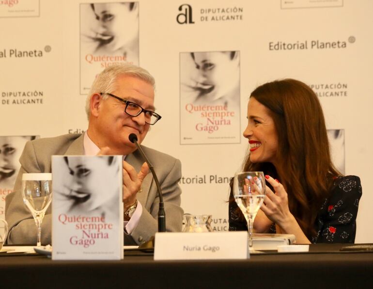 El vicepresidente y diputado de Cultura y Educación, César Augusto Asencio, junto a la ganadora del Premio Azorín de Novela 2018, Nuria Gago