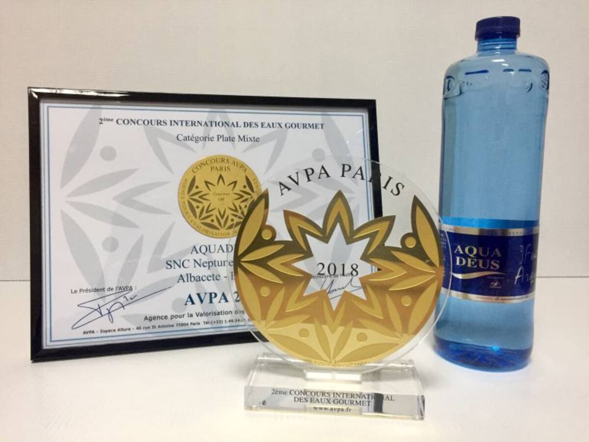 Oro para el agua mineral natural Aquadeus en el concurso Internacional de Aguas Gourmet de París