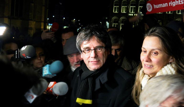 El expresidente catalán Carles Puigdemont durante una concentración en la localidad belga de Lovaina, organizada por la Asamblea Nacional Catalana (ANC) con motivo de los 100 días de su huida de España el pasado 6 de febrero.