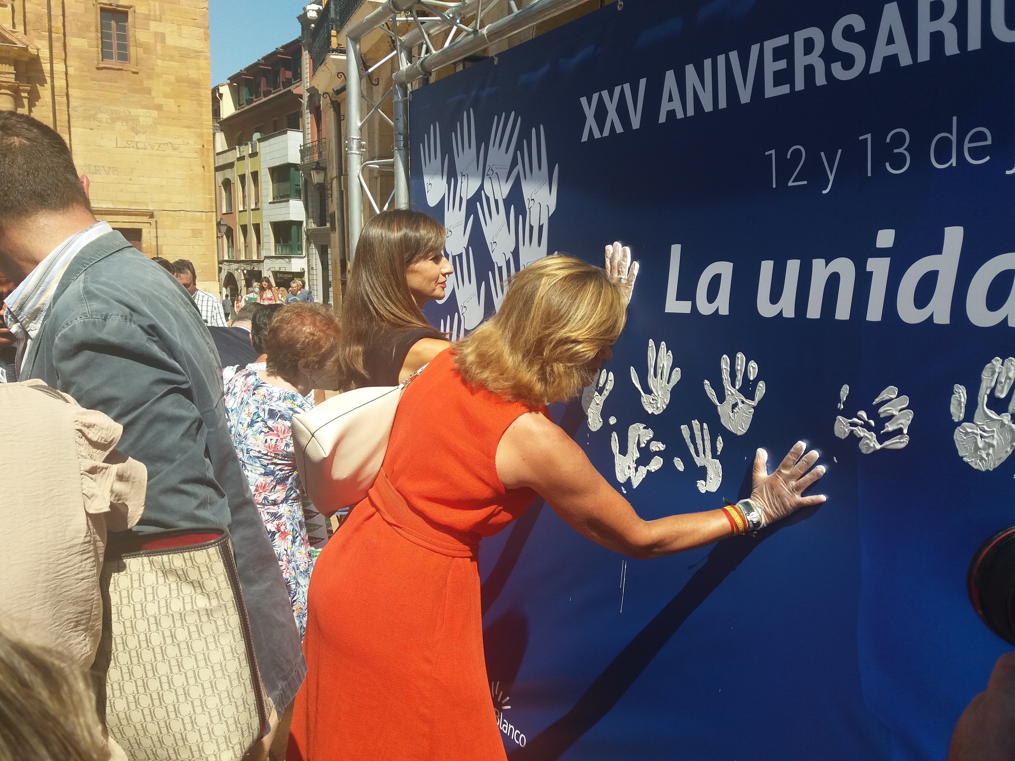 Todos los miembros del equipo de gobierno municipal, y muchos ciudadanos, dejaron sus manos blancas impresas en el panel colocado en la plaza del ayuntamiento