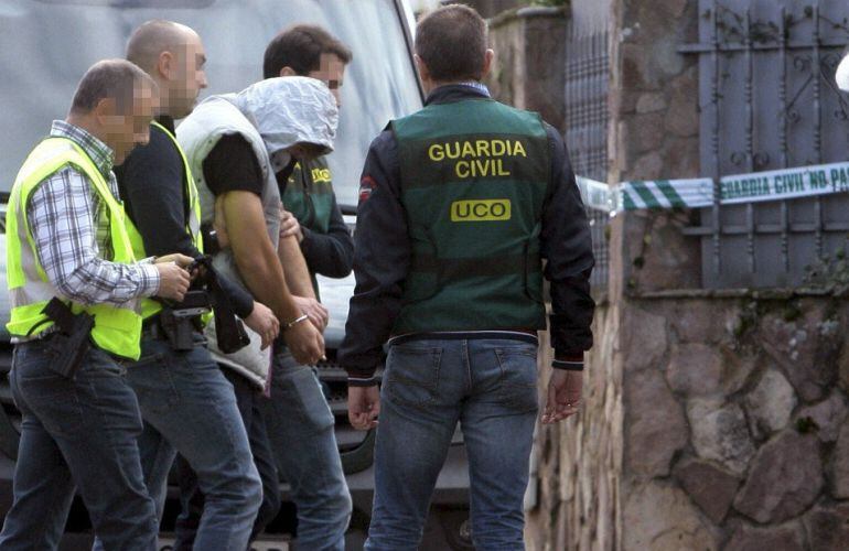 El asesino confeso del cuádruple crimen de Pioz, Patrick Nogueira, escoltado por agentes de la Guardia Civil a su llegada al chalet de Pioz.