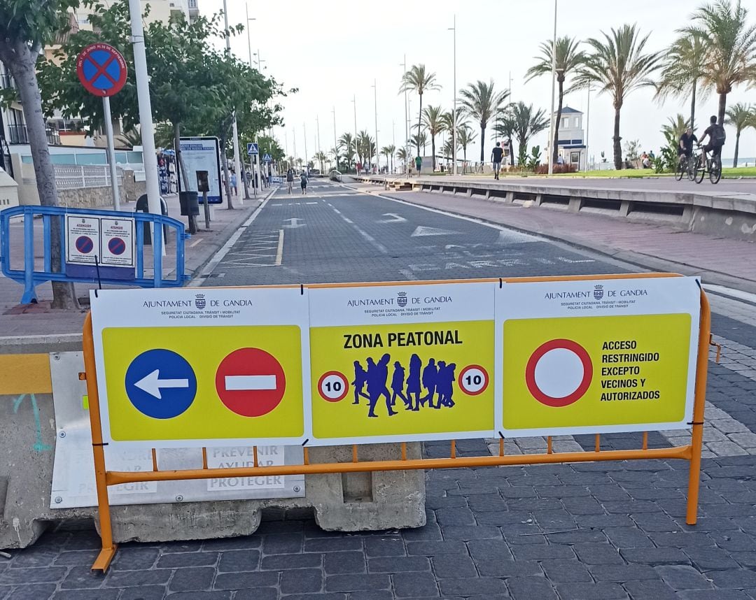 Cierre al tráfico en el paseo marítimo de la playa de Gandia 