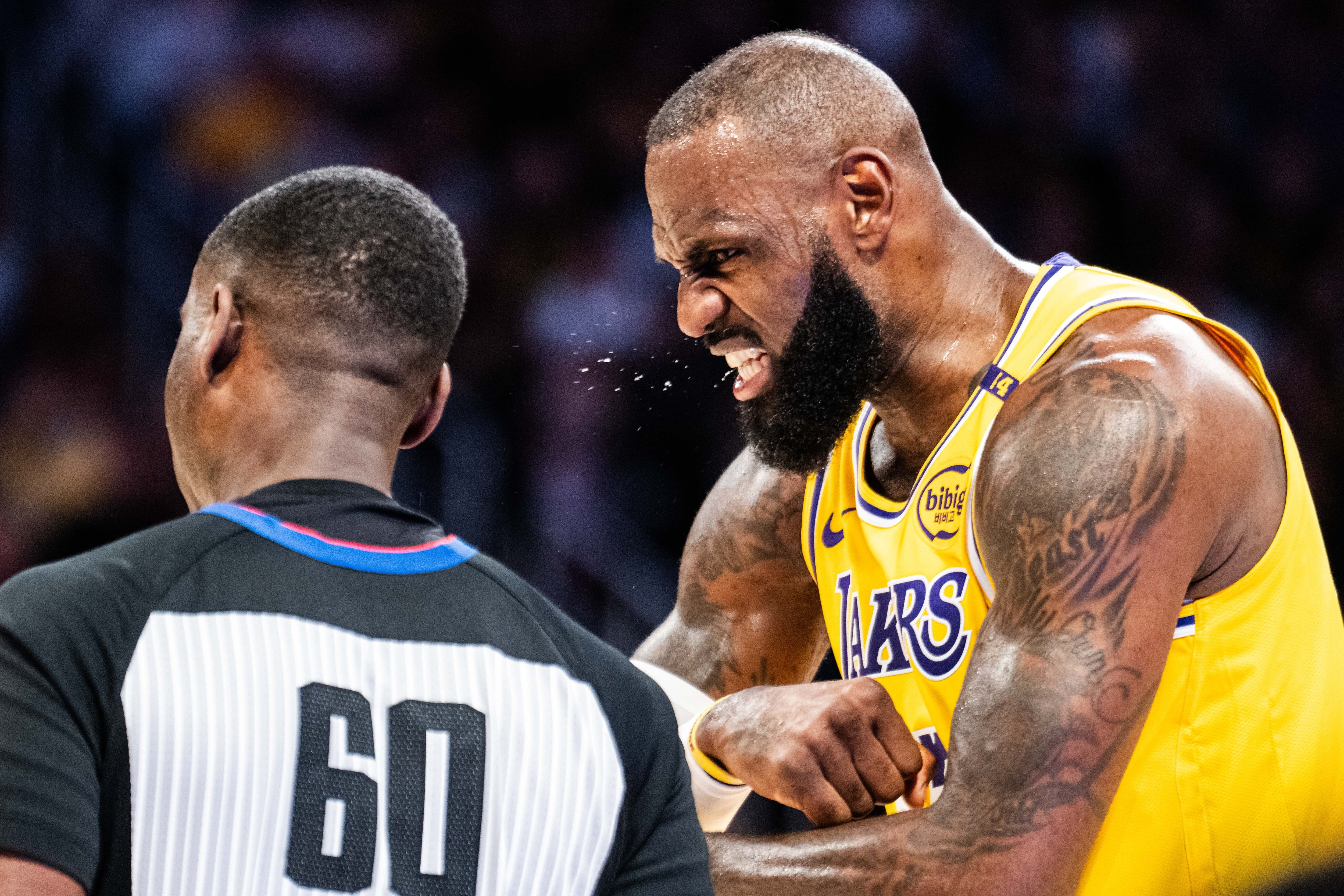LeBron James se lamenta tras una acción durante el partido definitivo entre Lakers y Timberwolves