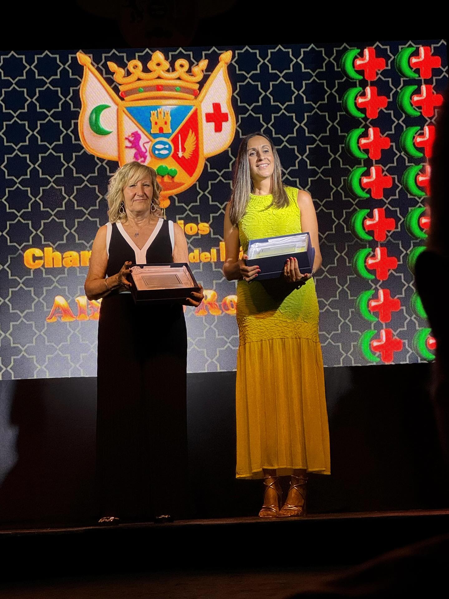 Carolina, premiada. Junto a la pta de la Junta de la Virgen
