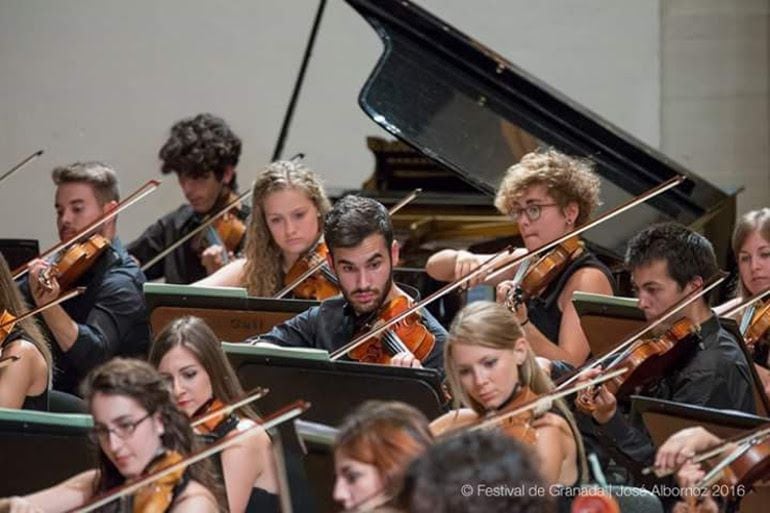 La joven violinista algecireña, María Grandy, con la Orquesta Joven de Andalucía.