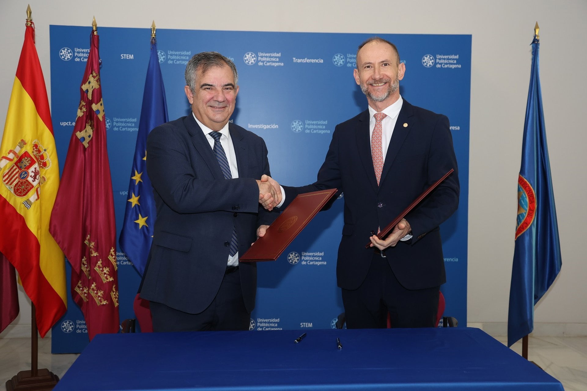 13/01/2026 El consejero de Medio Ambiente, Universidades, Investigación y Mar Menor, Juan María Vázquez, y el rector de la Universidad Politécnica de Cartagena (UPCT), Mathieu Kessler, tras la firma del convenio.
La Consejería de Medio Ambiente, Universidades, Investigación y Mar Menor y la Universidad Politécnica de Cartagena (UPCT) han suscrito un convenio dedicado a promover el desarrollo de acciones conjuntas orientadas a la rehabilitación de los depósitos de residuos mineros.

ESPAÑA EUROPA SOCIEDAD MURCIA INVESTIGACIÓN Y TECNOLOGÍA SOCIEDAD EDUCACIÓN
CARM
