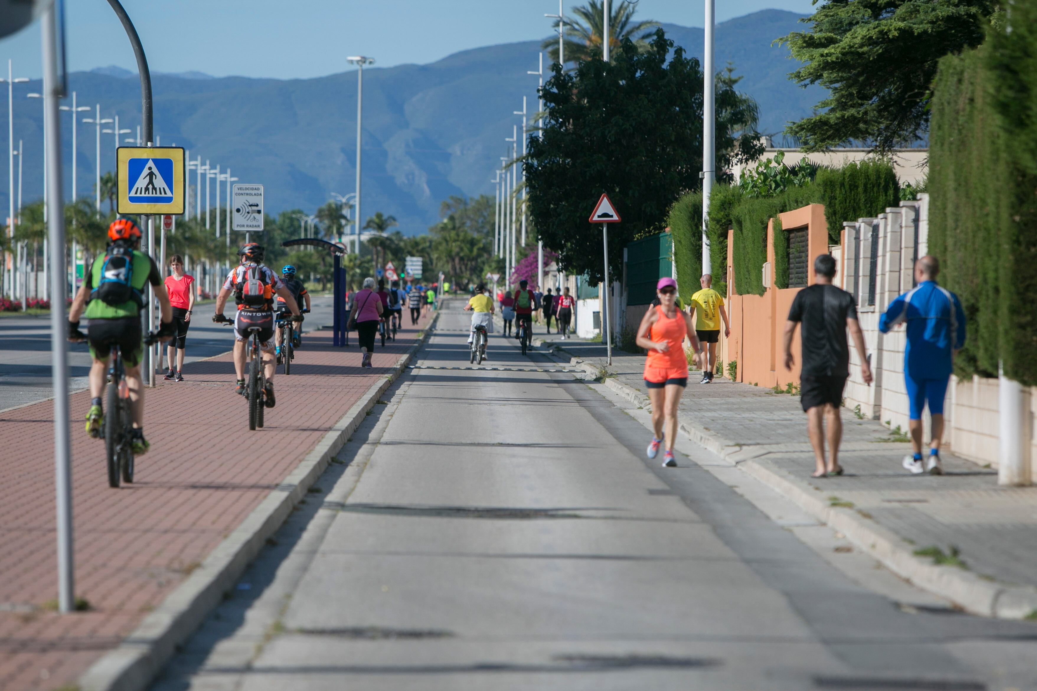 Un grupo de personas practican deporte en la Avinguda del Grau de Gandia.