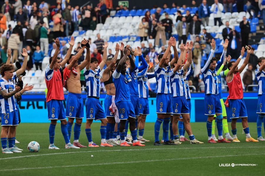 Los jugadores del Depor saludan tras empatar con un gran Almería.
