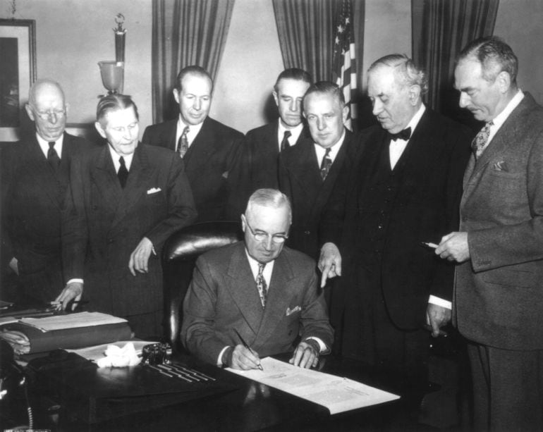 El presidente Truman firmando el European Recovery Program, conocido como Plan Marshall.