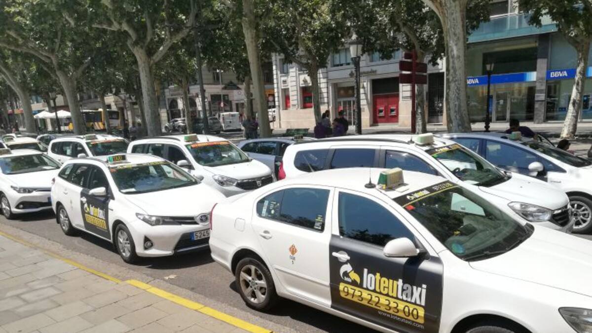 Uns 50 taxis de Lleida protesten per la ciutat en solidaritat amb els de Barcelona