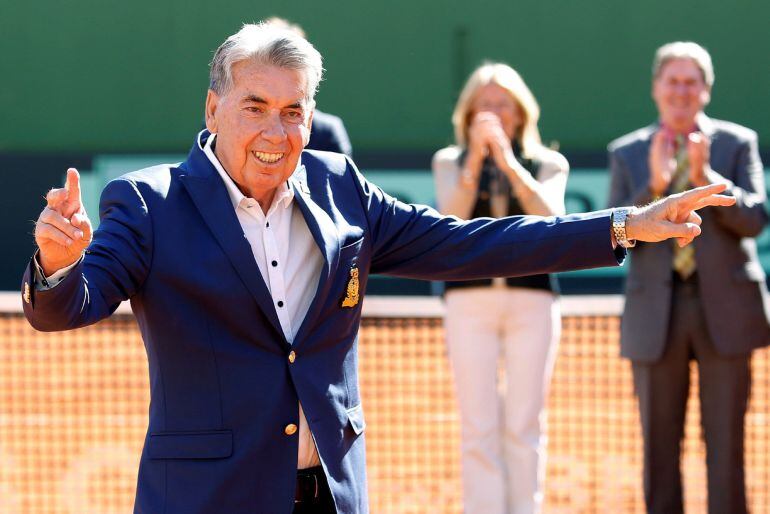 Manolo Santana recibe un homenaje, momentos antes de disputarse el tercer partido de la eliminatoria de primera ronda del Grupo Mundial de la Copa Davis España-Gran Bretaña 
