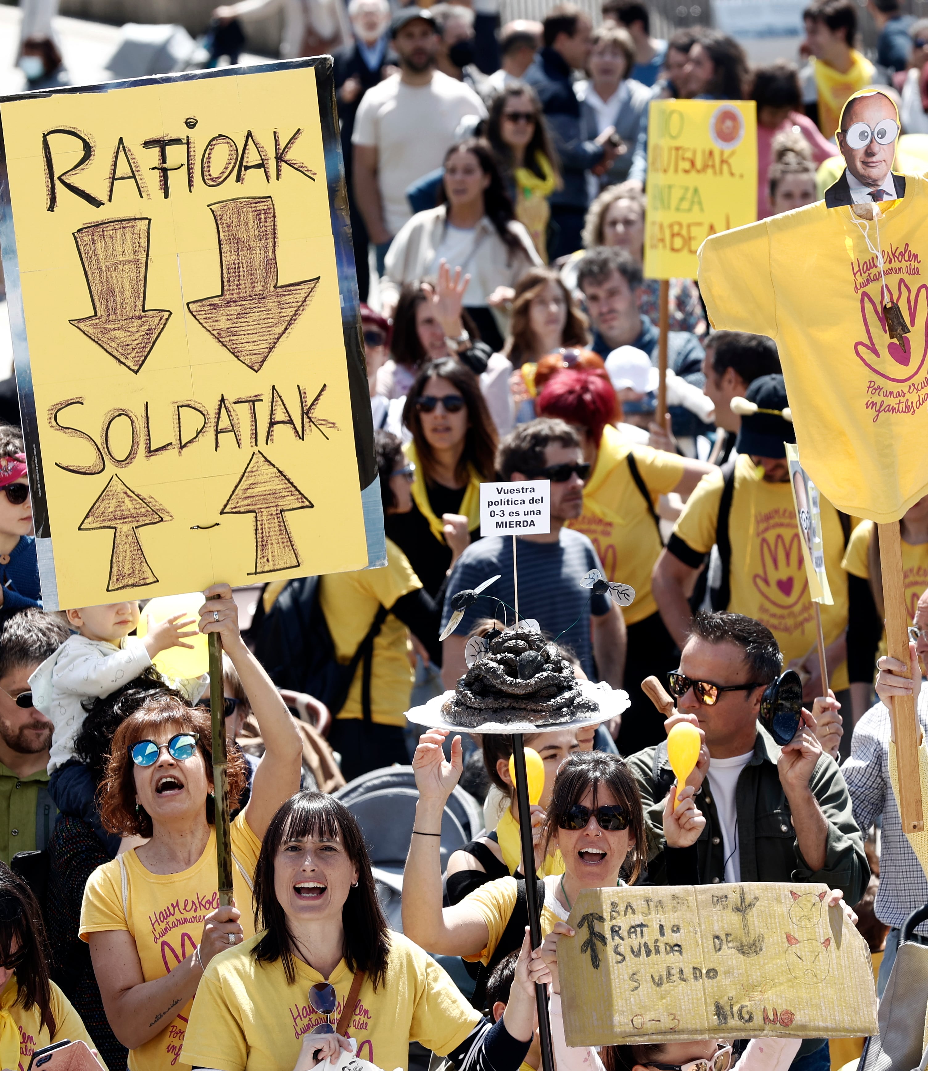 Momento de la manifestación convocada por la Plataforma 0-3 Nafarroa, donde unas mil personas denuncian en Pamplona la situación de escuelas infantiles. EFE/ Jesús Diges